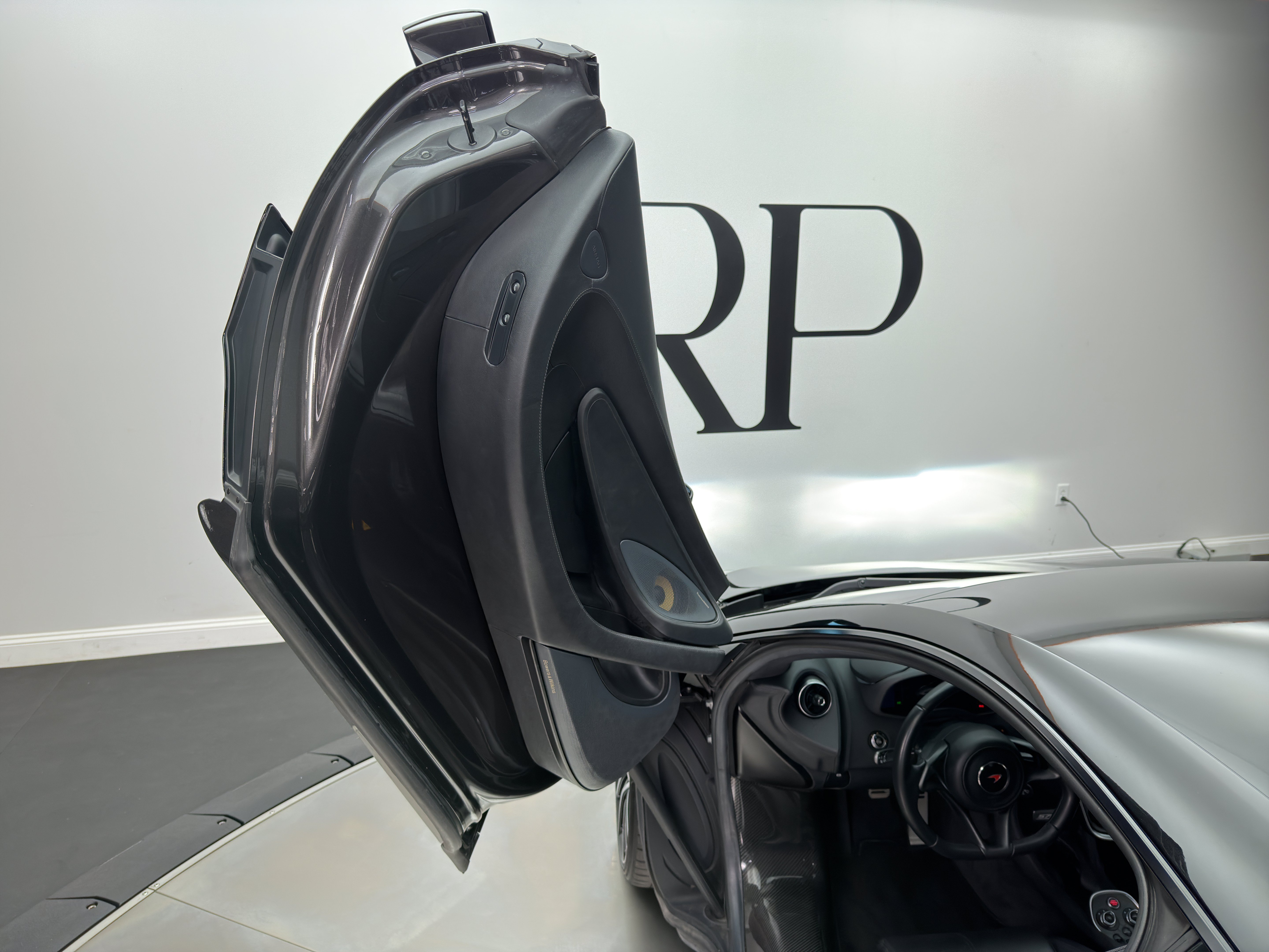 Used 2016 McLaren 570S Coupe RWD image 16