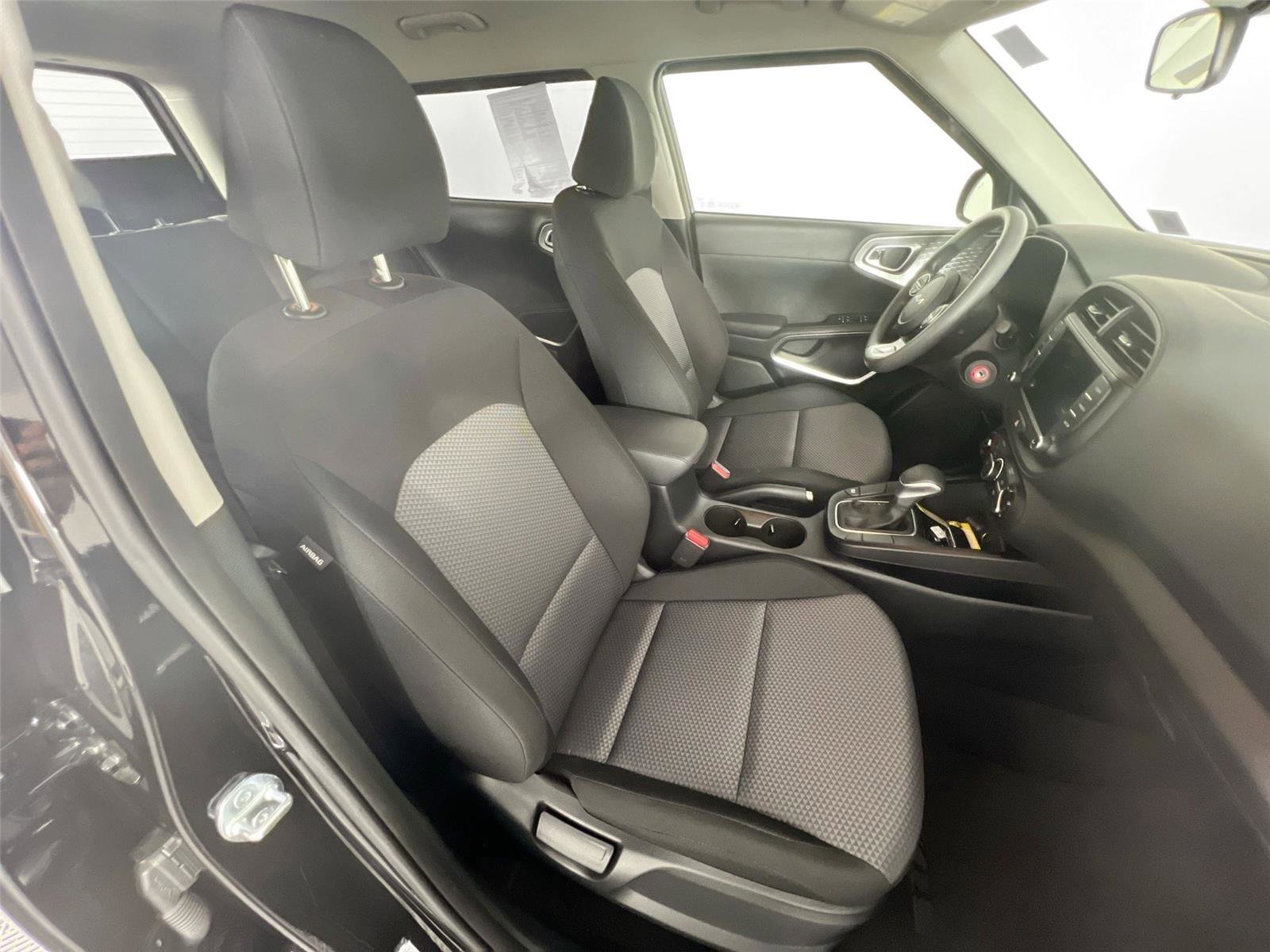 Used 2025 Kia Soul LX w/ LX Technology Package FWD image 26