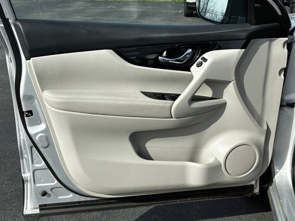 Used 2018 Nissan Rogue Sport SV w/ SV Technology Package image 16