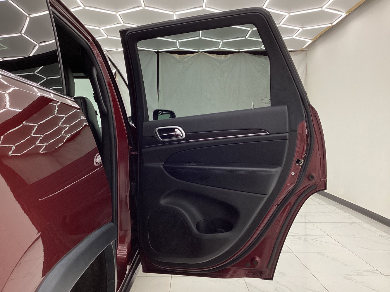Used 2018 Jeep Grand Cherokee Limited AWD/4WD image 25
