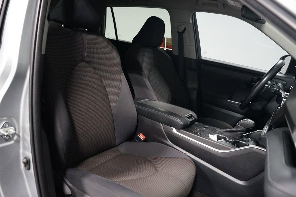 Used 2023 Toyota Highlander LE image 28