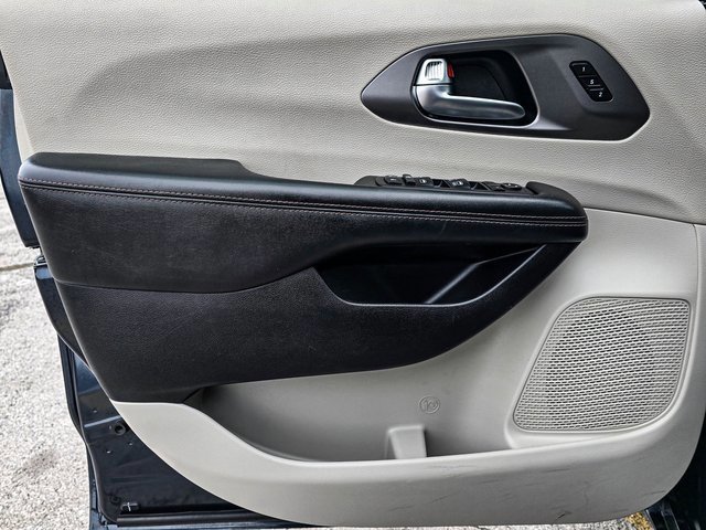 Used 2020 Chrysler Pacifica Touring-L image 13