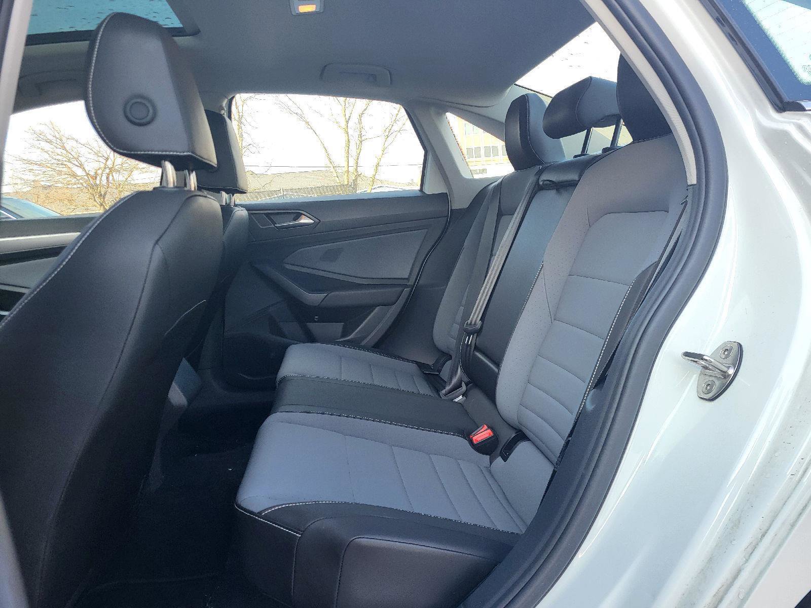 Used 2025 Volkswagen Jetta SE w/ Sunroof Package image 10