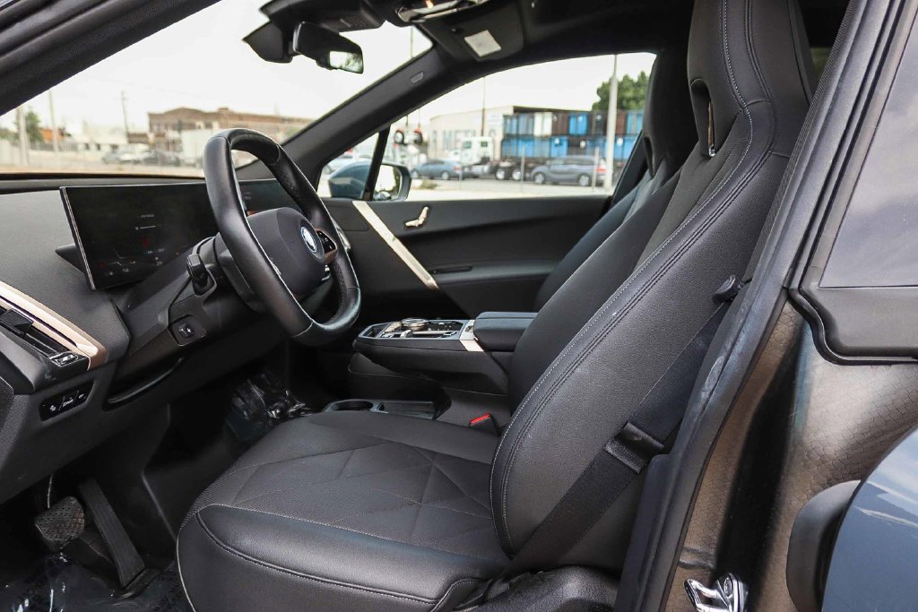 Used 2024 BMW iX xDrive50 w/ Sport Package AWD/4WD image 18