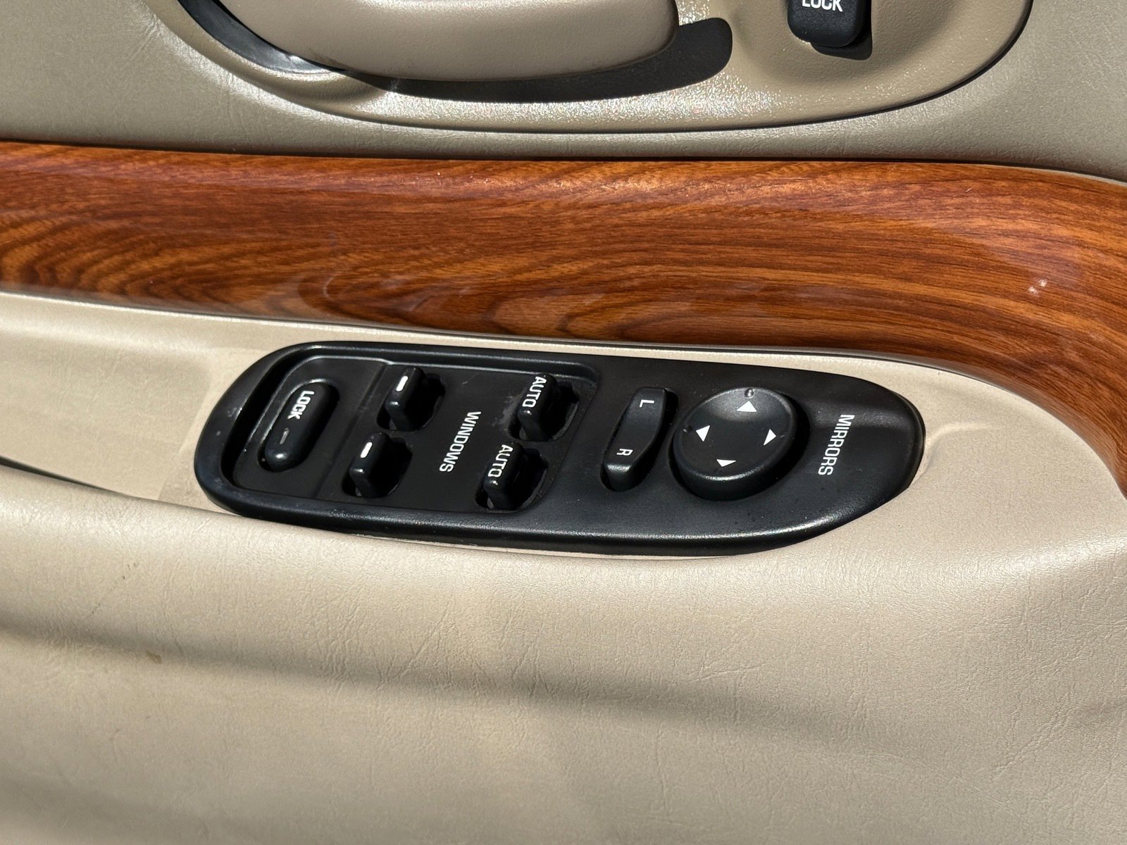 Used 2001 Buick Le Sabre Custom w/ Prestige Pkg image 24