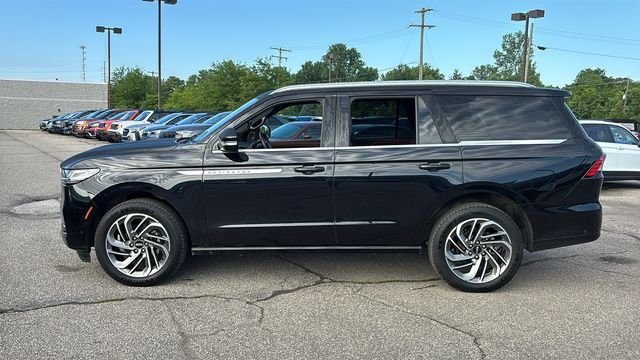 Used 2025 Lincoln Navigator Reserve AWD/4WD image 3