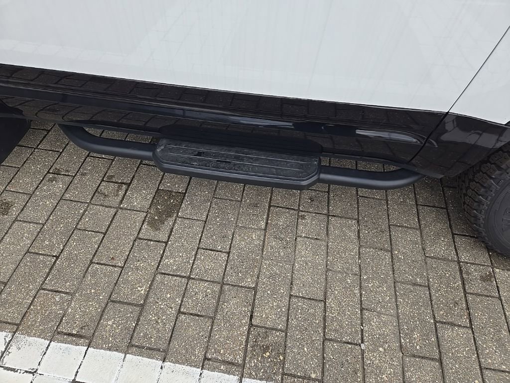 Used 2023 Land Rover Defender 90 X-Dynamic SE image 13