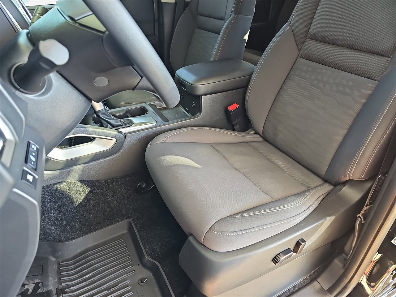 Used 2024 Nissan Frontier SV image 13