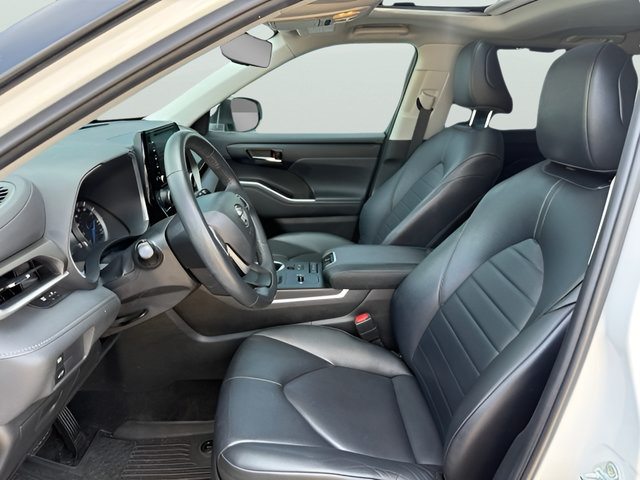 Used 2022 Toyota Highlander XLE AWD/4WD image 14