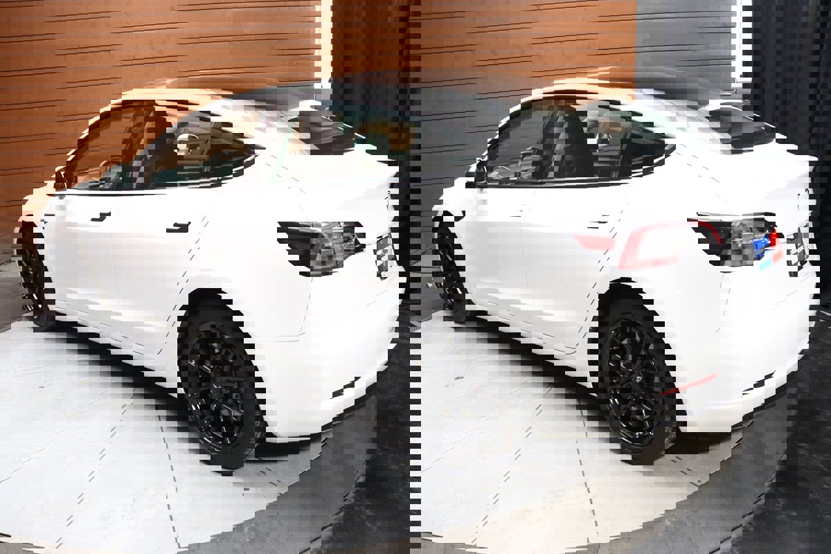 Used 2023 Tesla Model 3 Standard Range image 11