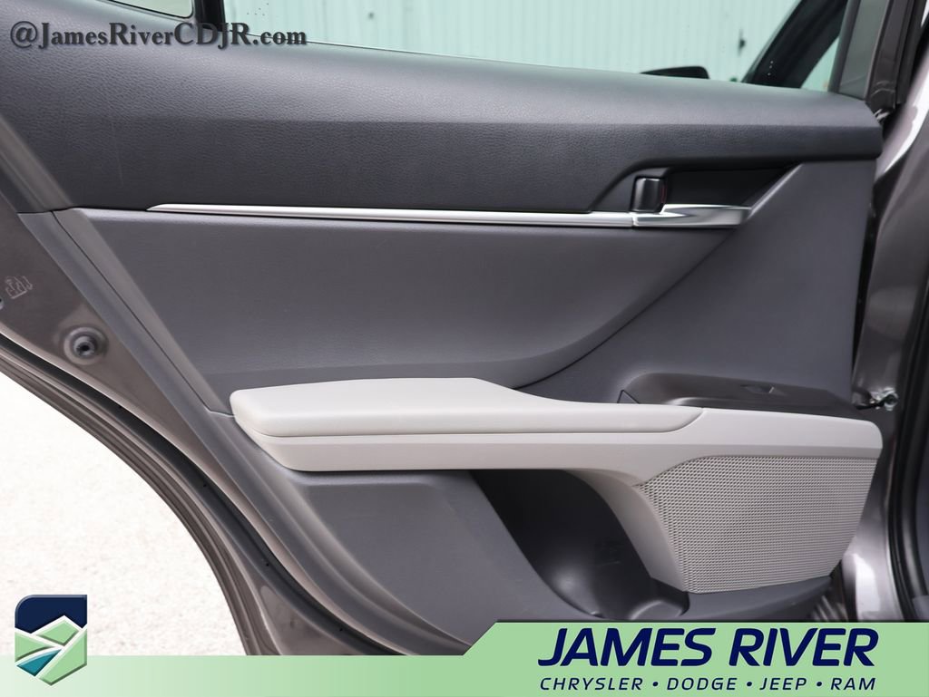 Used 2022 Toyota Camry SE image 16