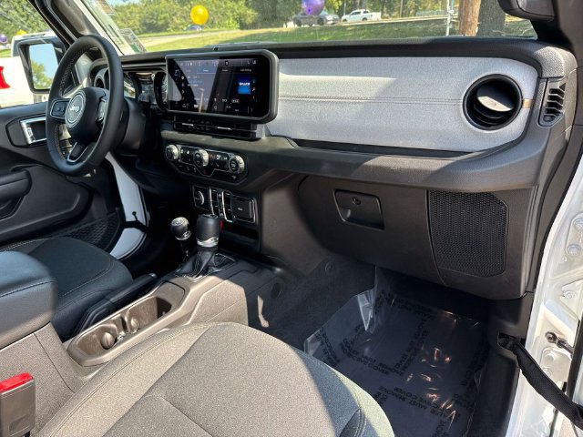 Used 2025 Jeep Wrangler Unlimited Sport AWD/4WD image 18