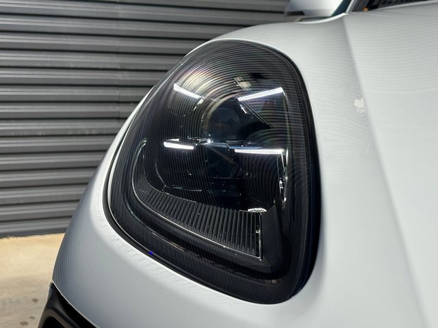 Certified 2025 Porsche Macan image 12