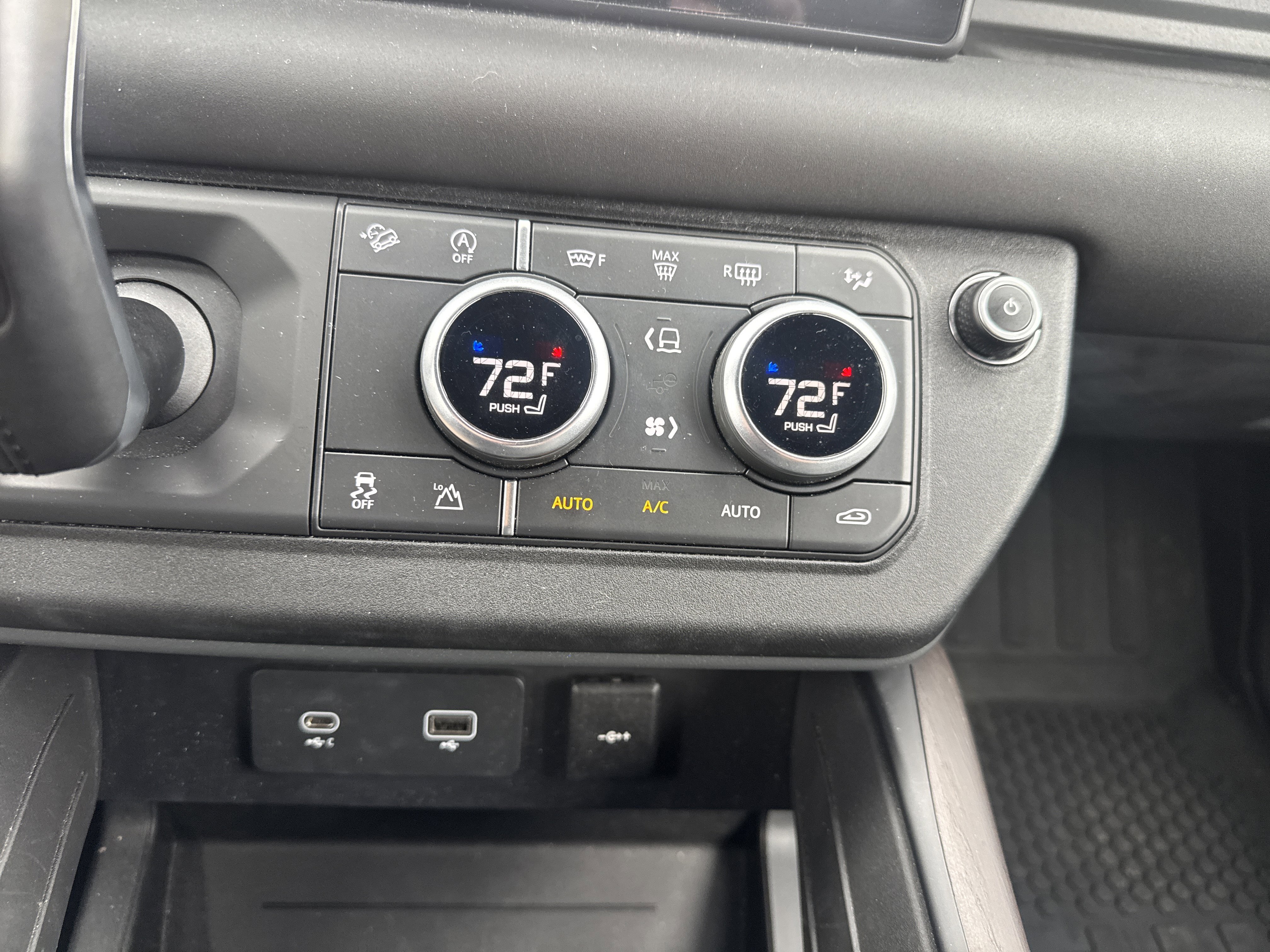 Used 2024 Land Rover Defender 110 X-Dynamic SE image 25