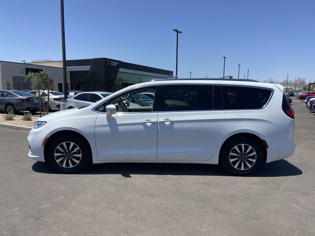Used 2021 Chrysler Pacifica Touring-L FWD image 4