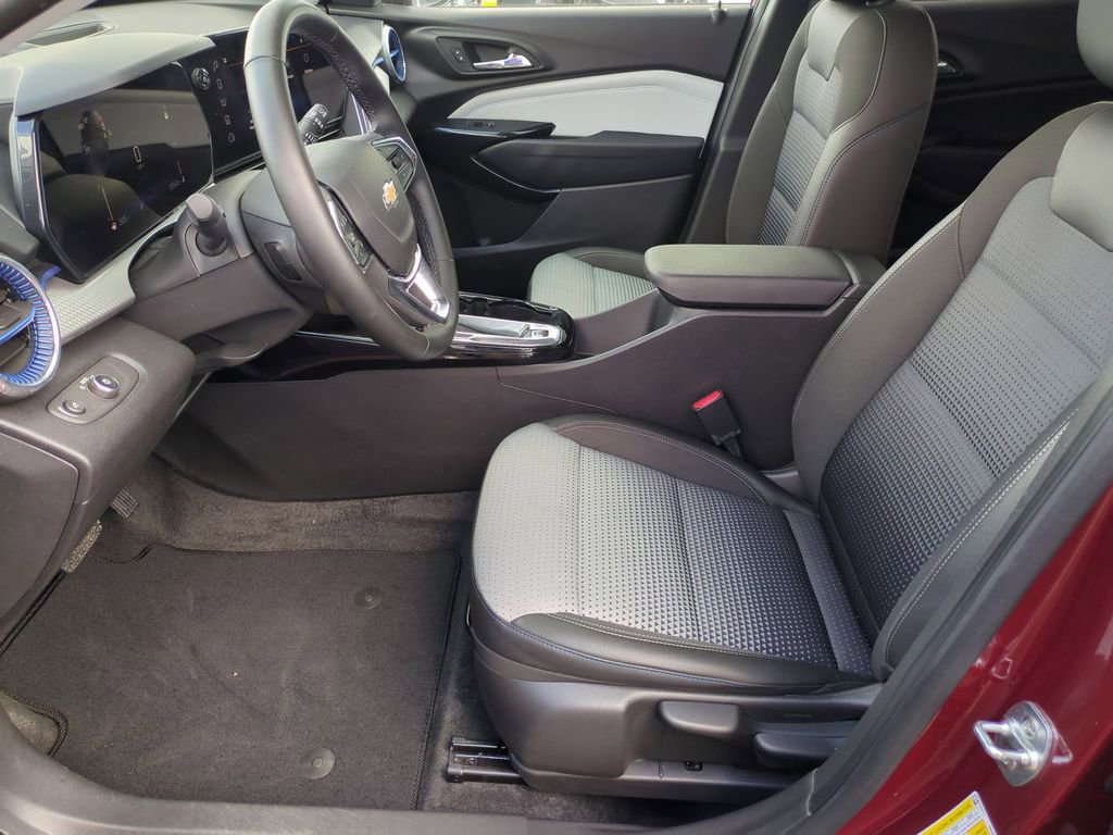 Used 2025 Chevrolet Trax LT w/ LT Convenience Package FWD image 19