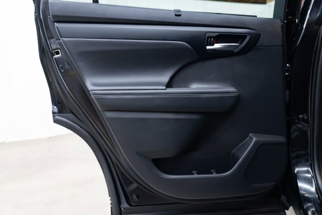 Used 2021 Toyota Highlander XLE image 22