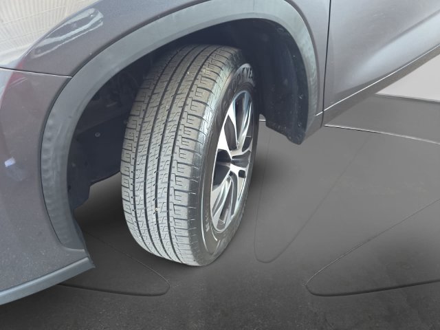 Used 2021 Toyota Highlander XLE FWD image 39