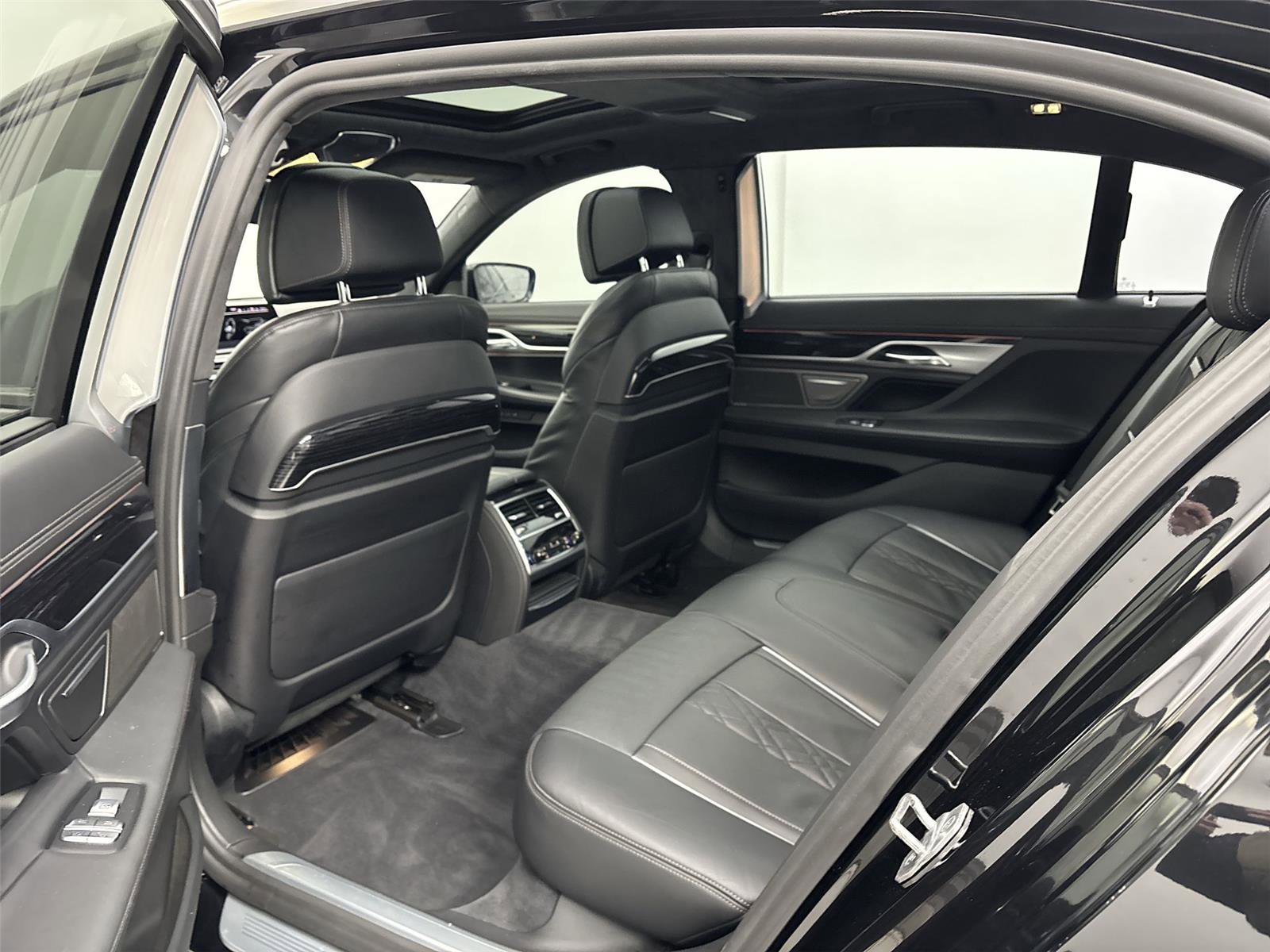 Used 2020 BMW 750i xDrive w/ Executive Package image 29