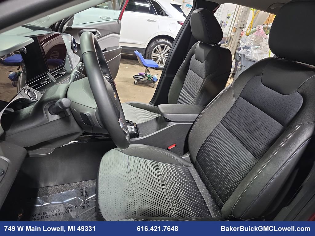 Used 2025 Chevrolet Trax LT w/ LT Convenience Package image 14