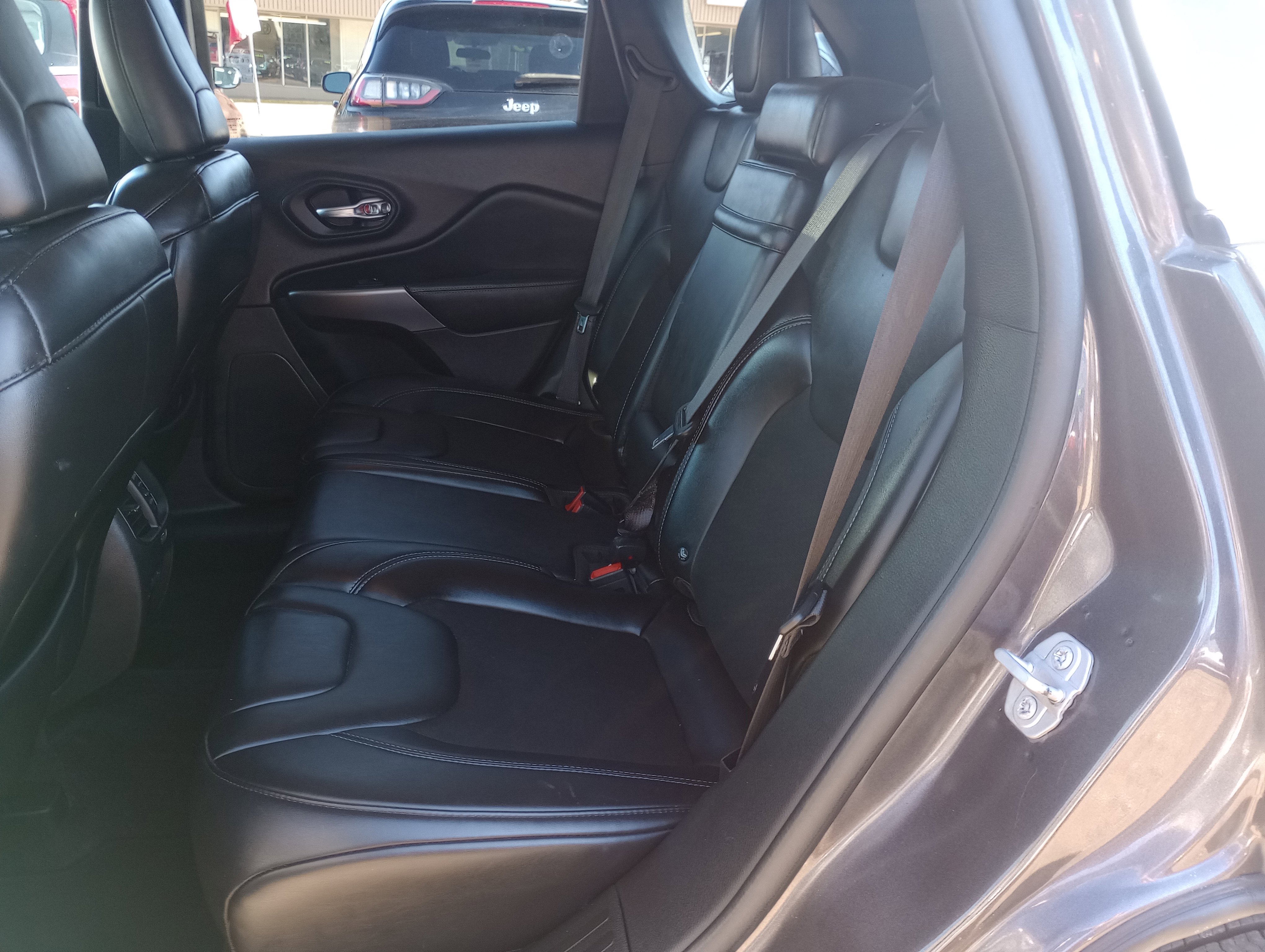 Used 2019 Jeep Cherokee Latitude Plus FWD image 11