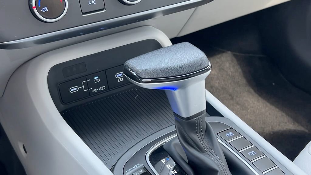 Certified 2025 Hyundai Kona SE image 29