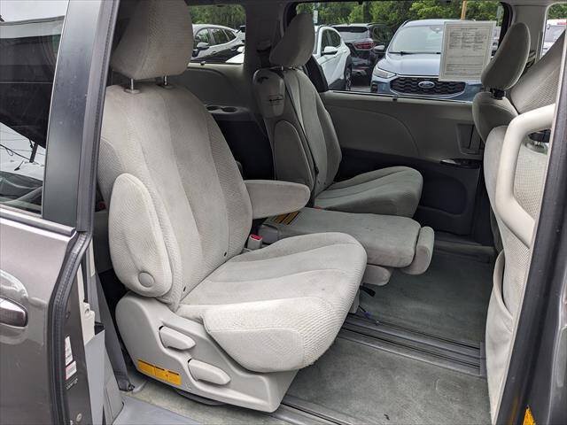 Used 2011 Toyota Sienna LE w/ Towing Pkg FWD image 14