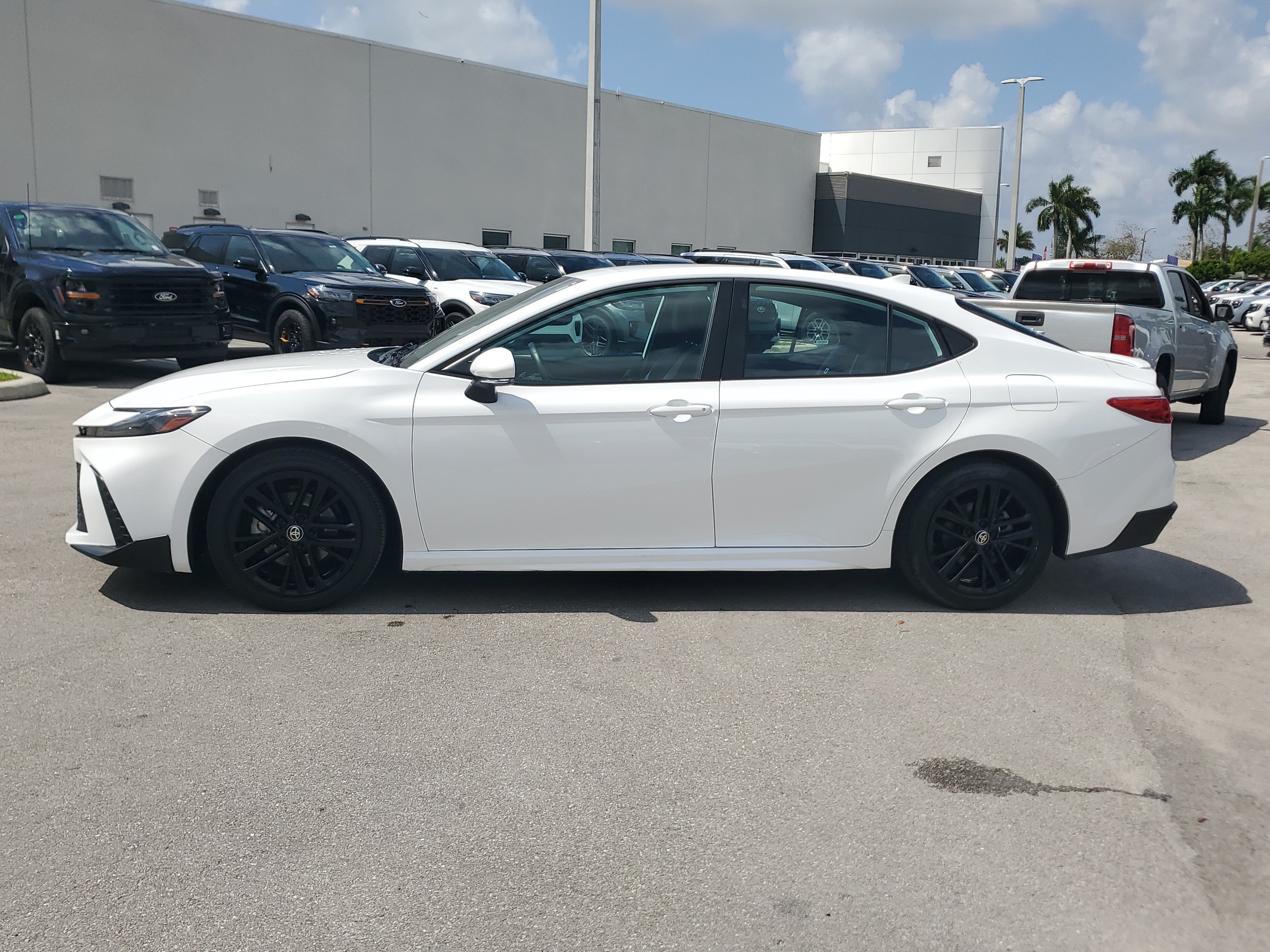Used 2025 Toyota Camry SE FWD image 7