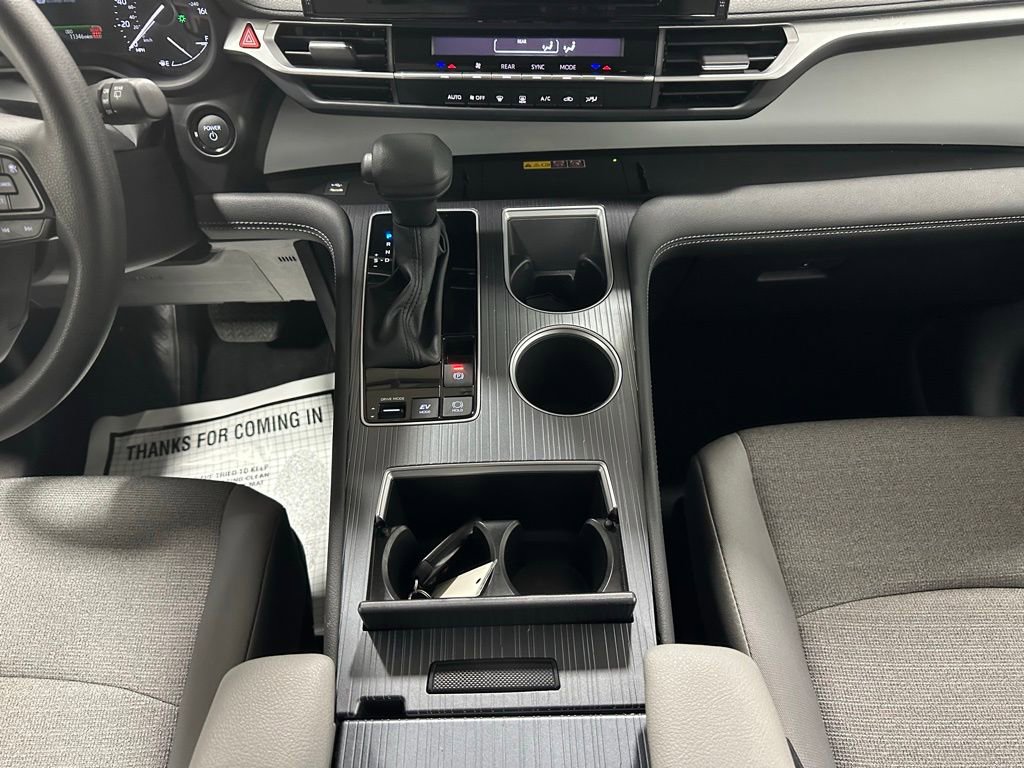 Used 2025 Toyota Sienna LE image 40