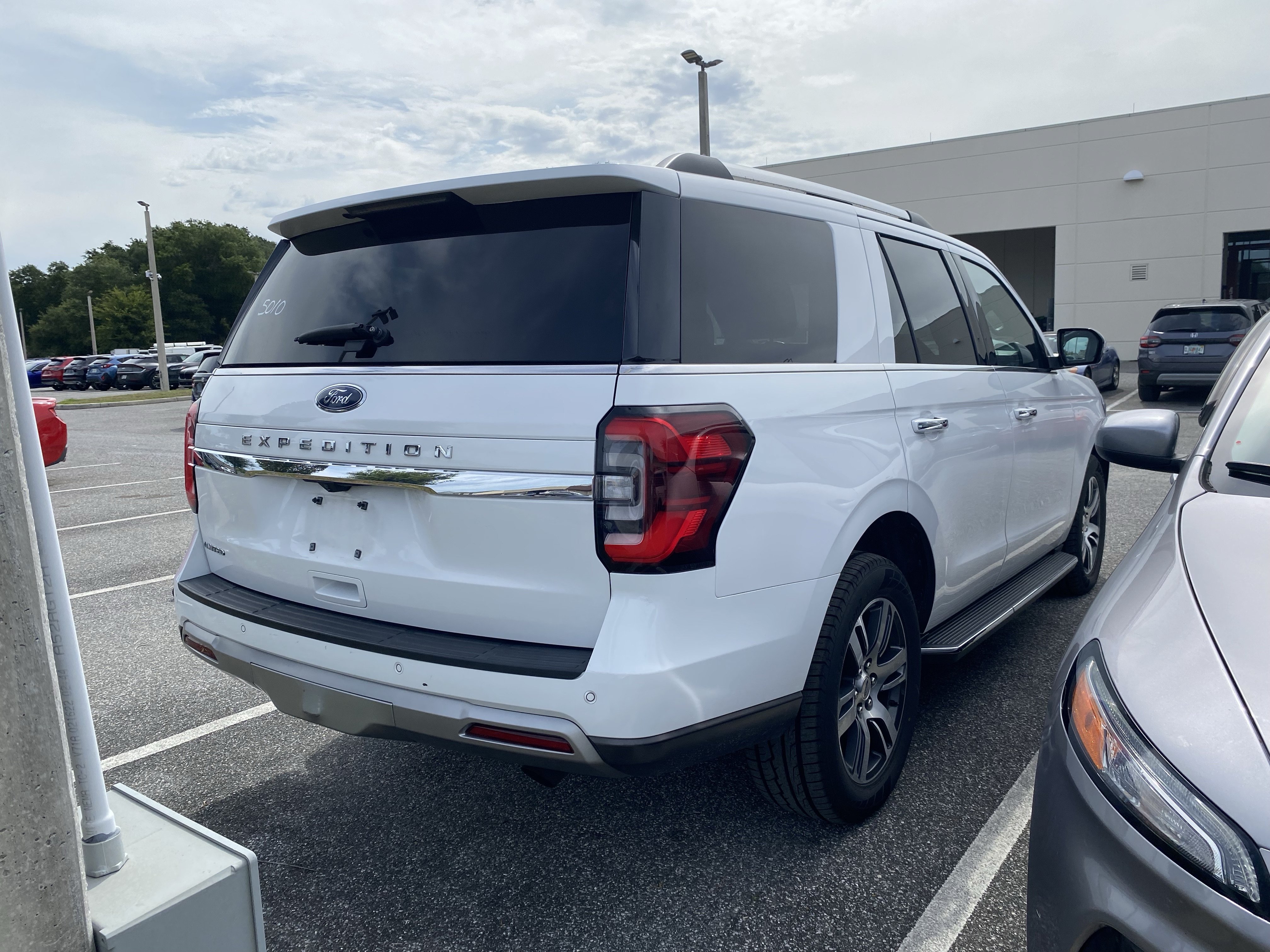 Used 2023 Ford Expedition Limited AWD/4WD image 8