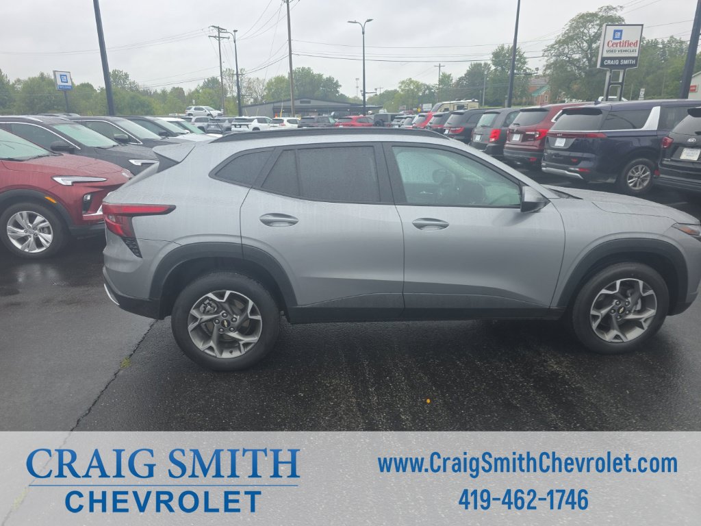 Used 2025 Chevrolet Trax LT FWD image 6