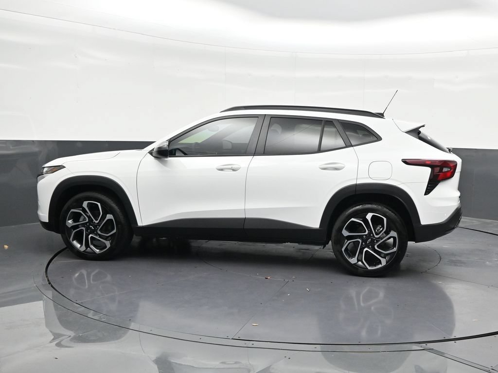 Used 2025 Chevrolet Trax RS w/ Sunroof Package FWD image 2