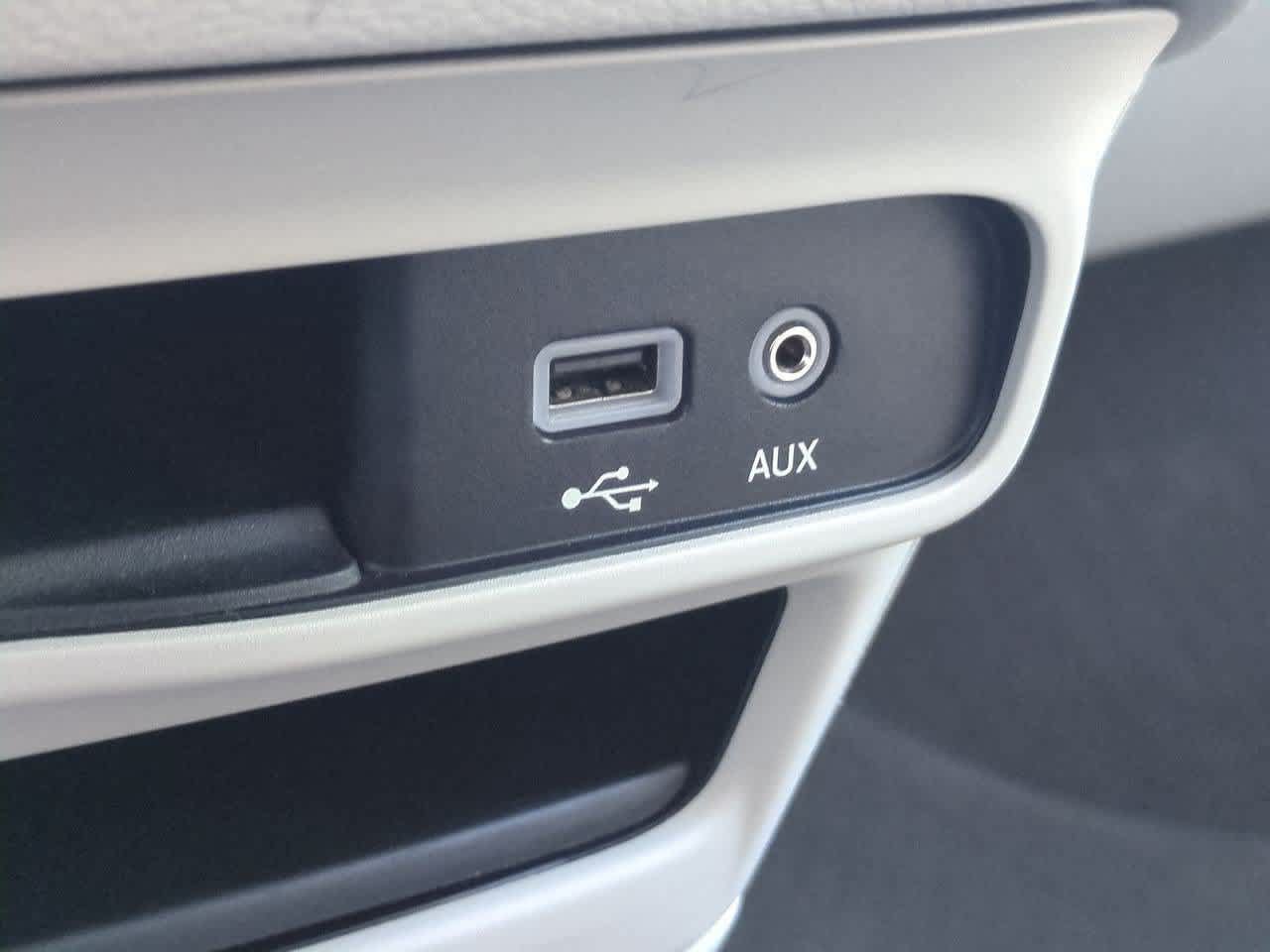 Used 2017 Chrysler Pacifica Touring-L FWD image 28