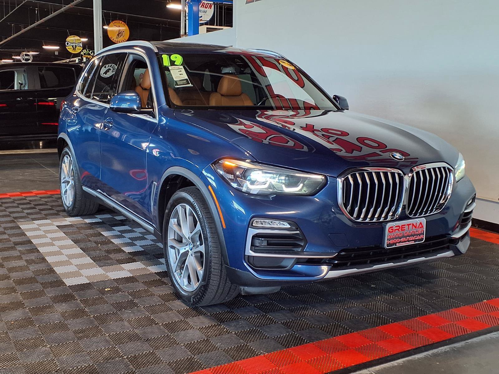 Used 2019 BMW X5 xDrive40i w/ Premium Package 2 AWD/4WD image 2