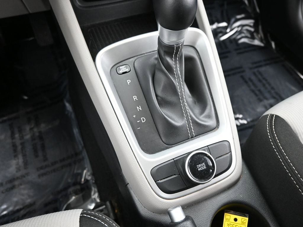 Used 2025 Hyundai Venue SEL image 29