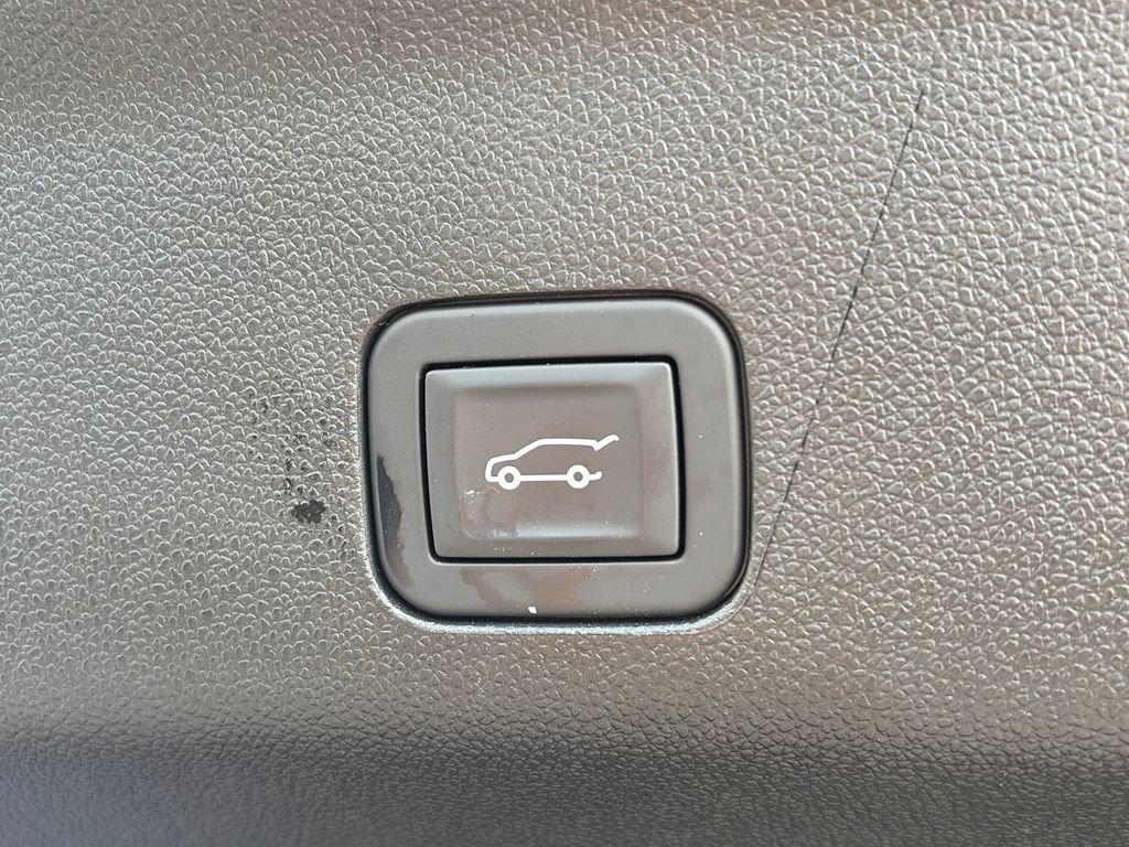 Used 2025 Chevrolet Suburban LT w/ Comfort Package AWD/4WD image 7