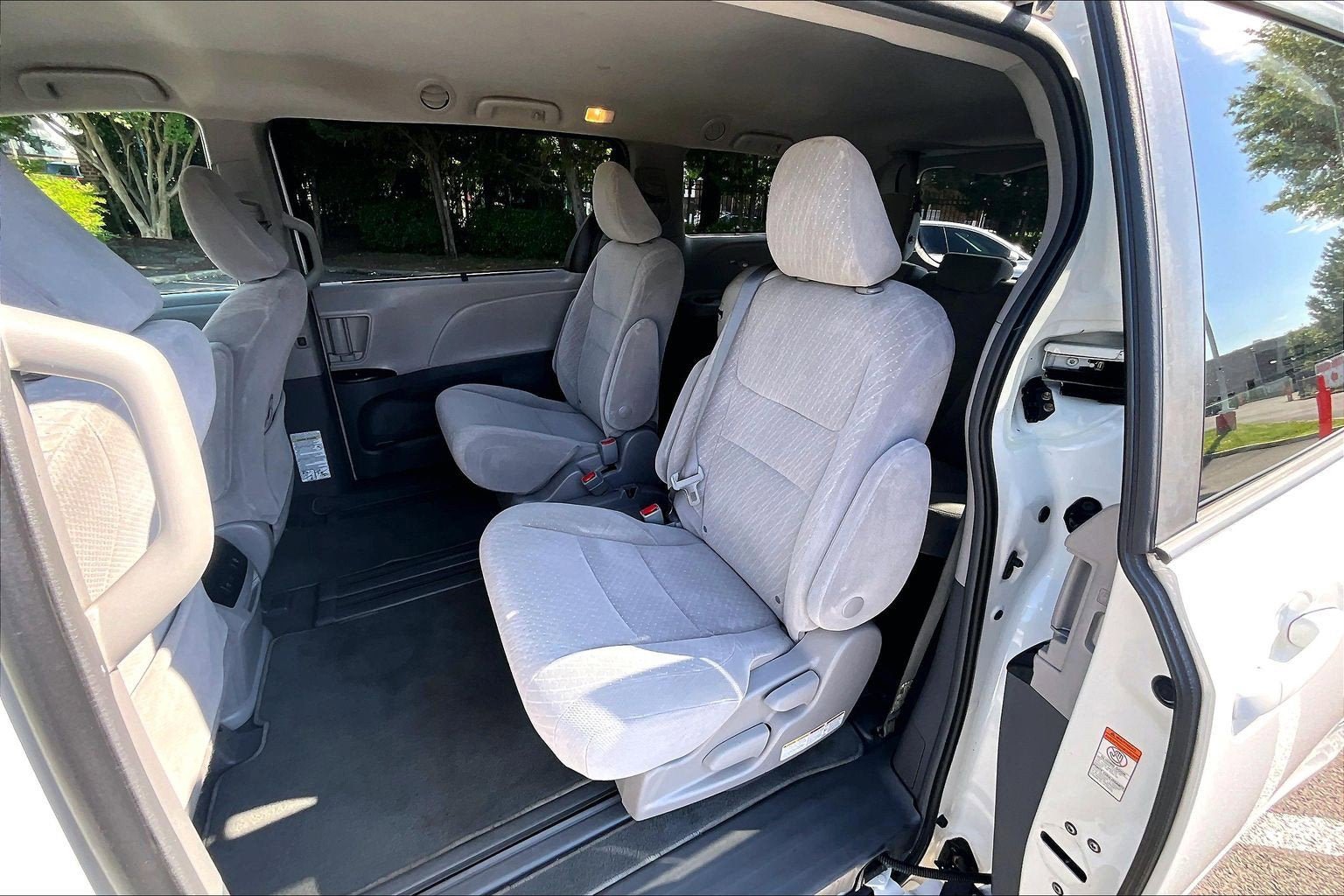 Used 2019 Toyota Sienna LE FWD image 23