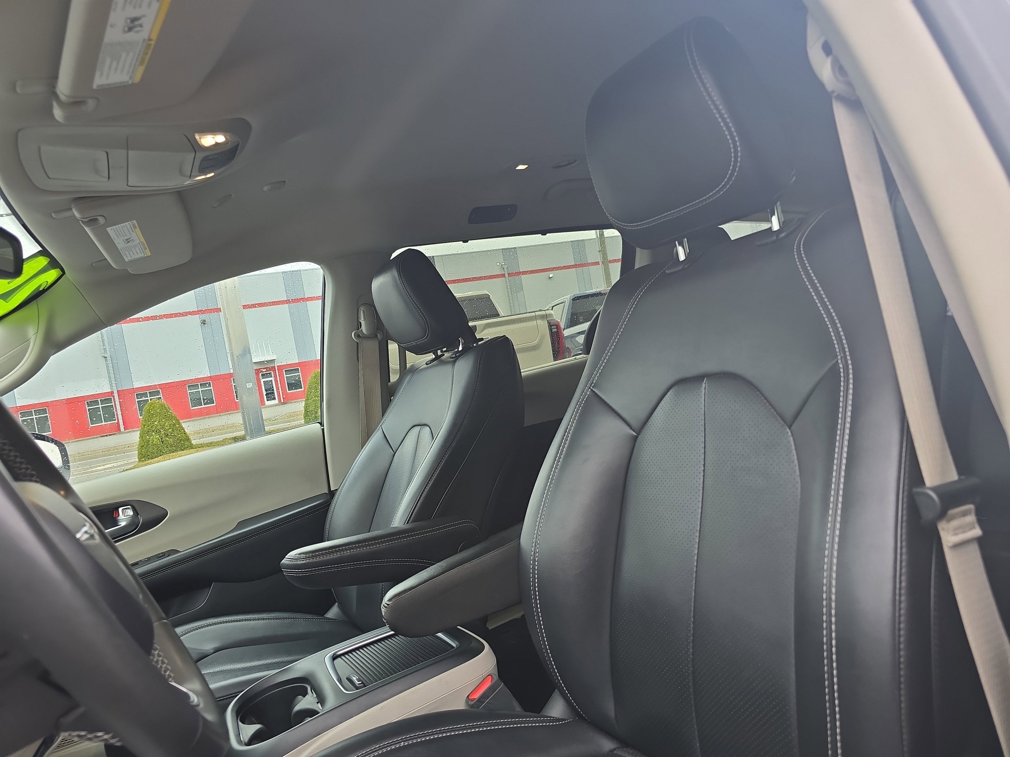 Used 2024 Chrysler Pacifica Touring-L image 12