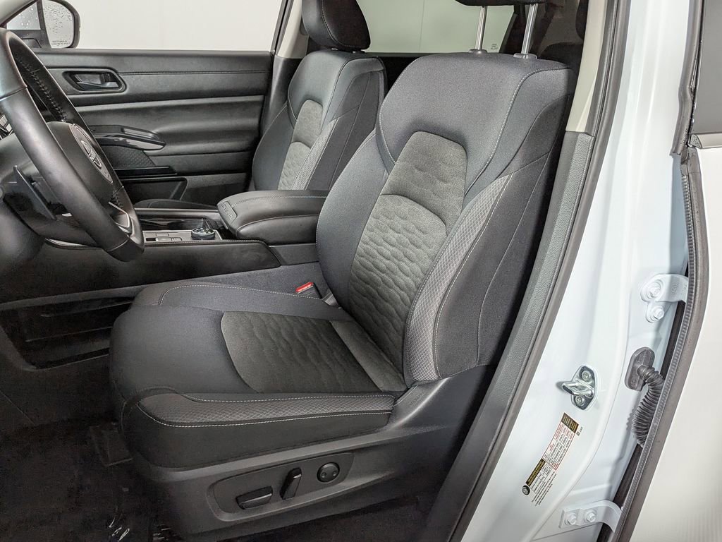 Used 2025 Nissan Pathfinder SV image 15