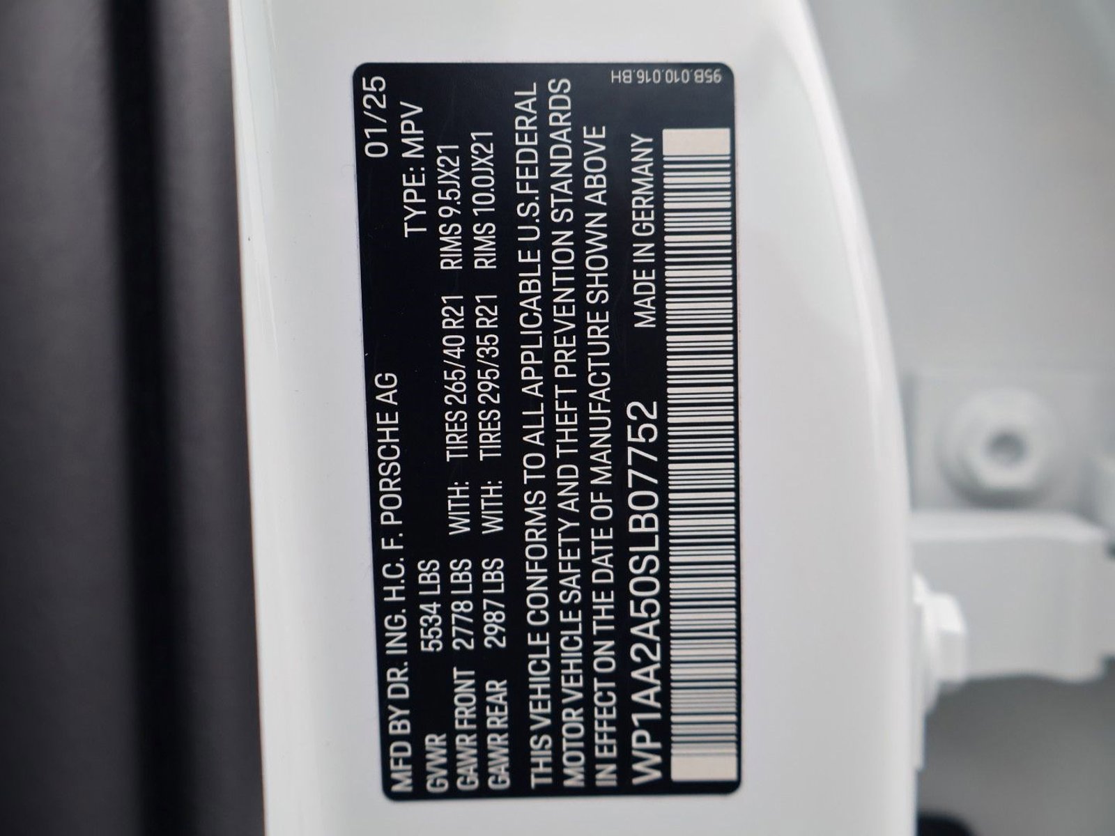 Certified 2025 Porsche Macan AWD/4WD image 28