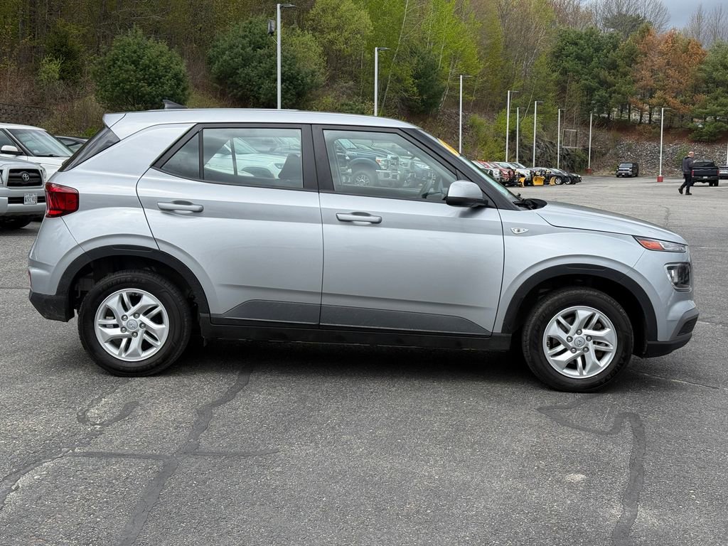 Used 2022 Hyundai Venue SE FWD image 7