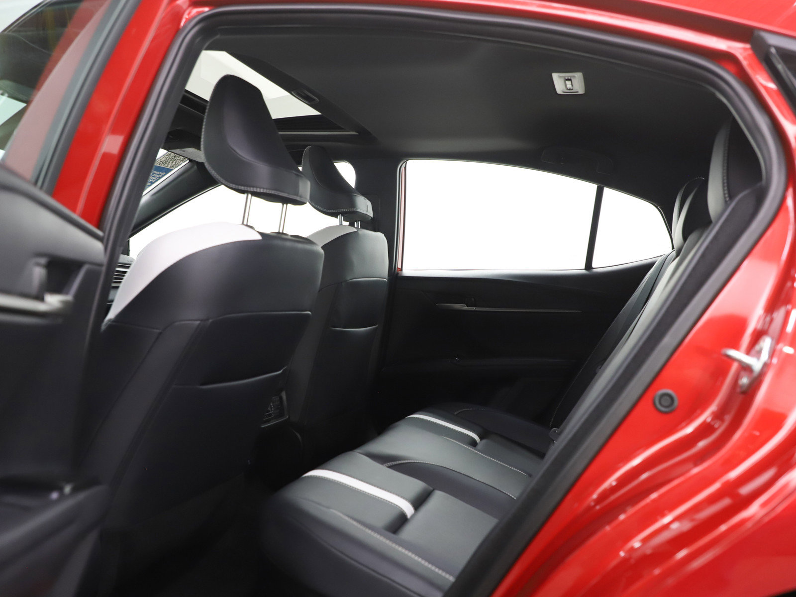 Used 2025 Toyota Camry SE w/ Convenience Package FWD image 16