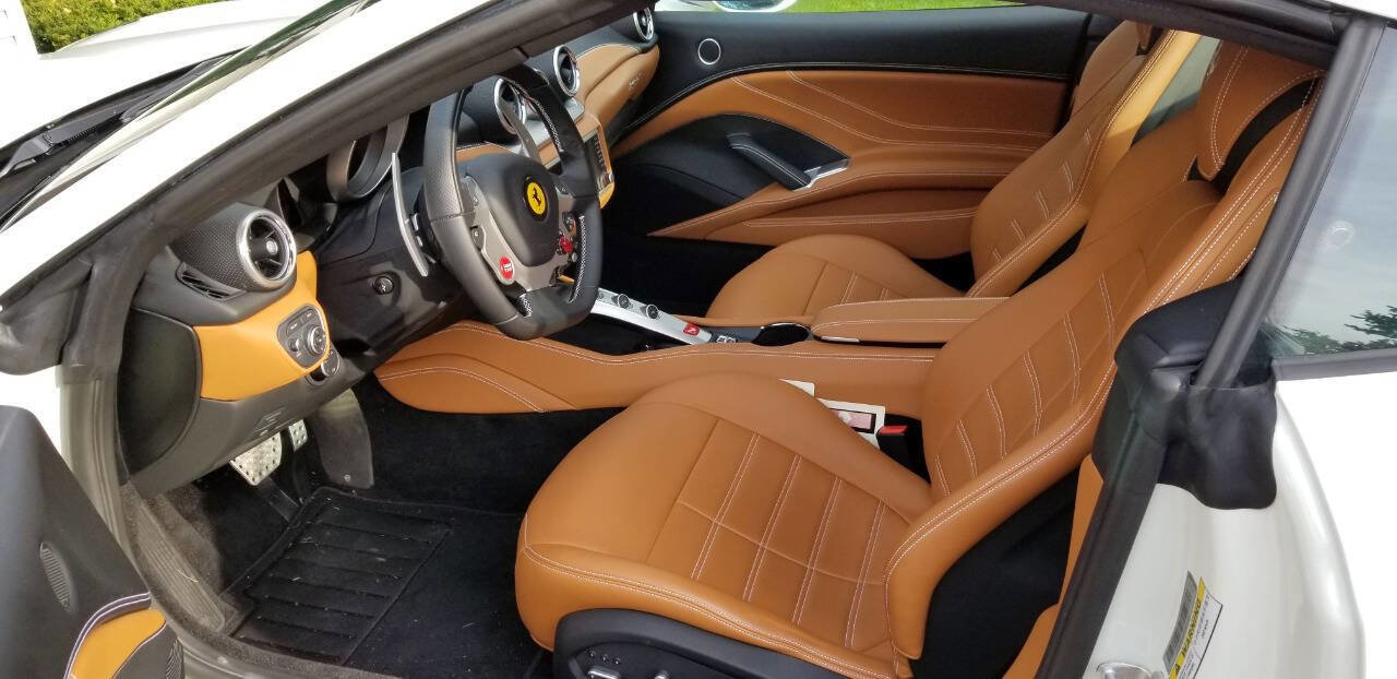 Used 2017 Ferrari California T RWD image 5