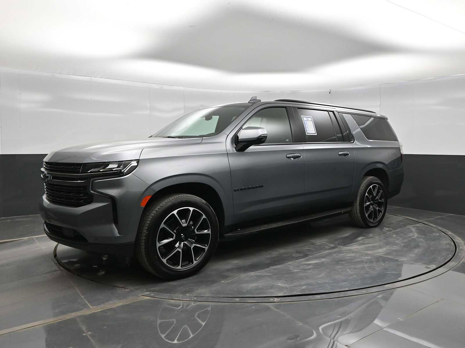 Used 2022 Chevrolet Suburban RST w/ Luxury Package AWD/4WD image 4