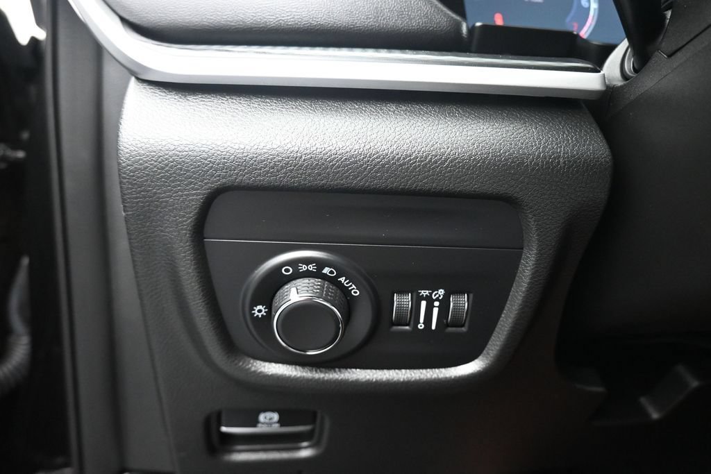 Used 2025 Jeep Grand Cherokee L Altitude AWD/4WD image 29