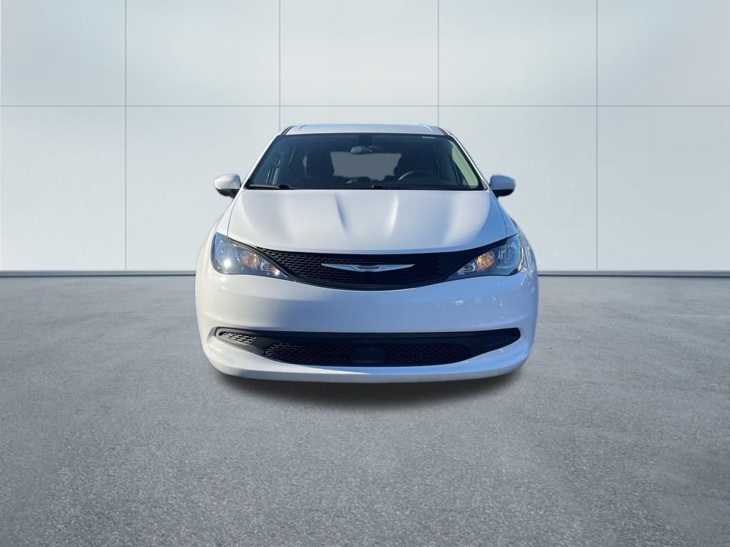 Used 2022 Chrysler Voyager LX image 3