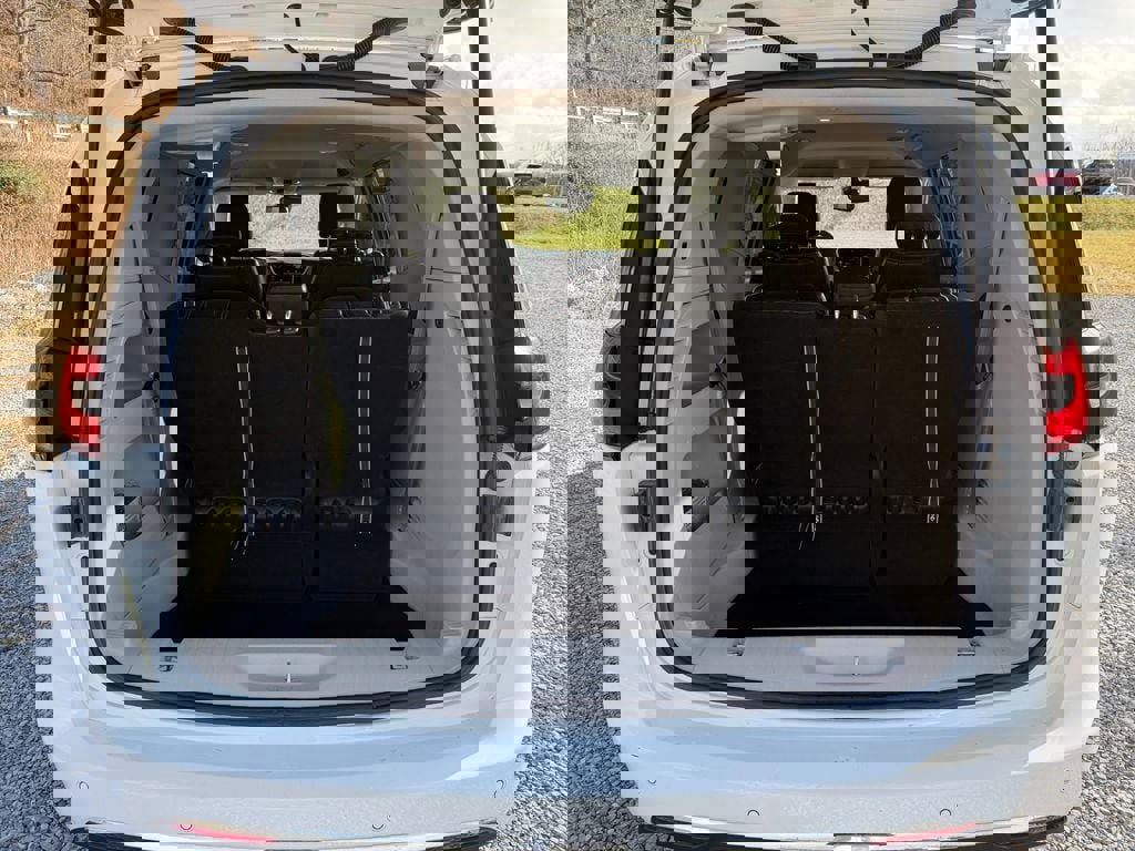 Used 2024 Chrysler Pacifica Touring-L image 24