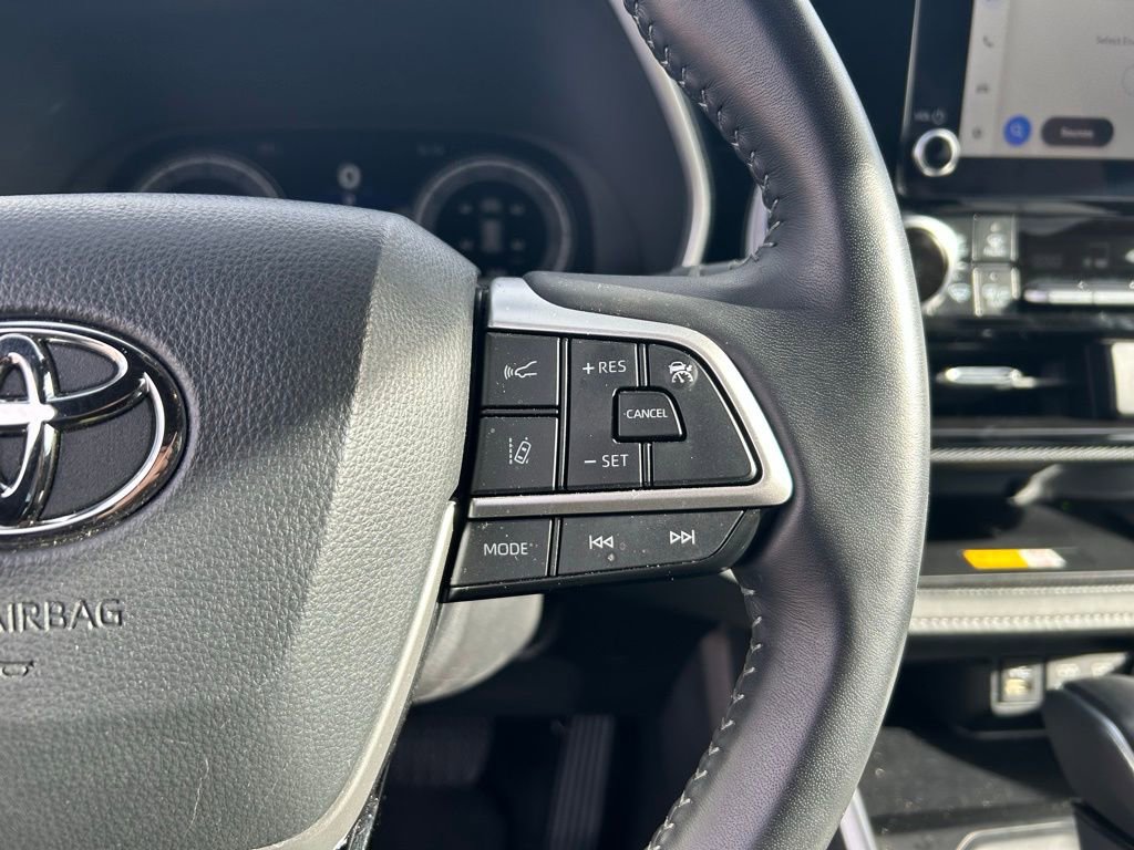Used 2025 Toyota Highlander XSE image 16