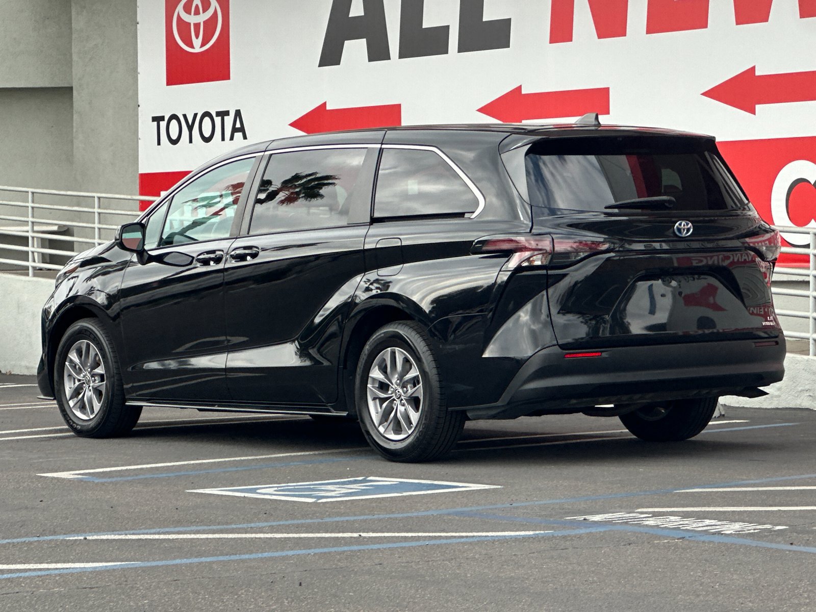 Used 2024 Toyota Sienna LE FWD image 3