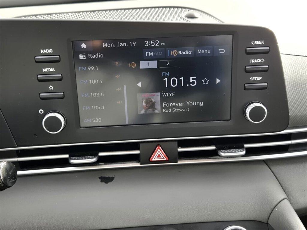 Certified 2025 Hyundai Elantra SE image 19